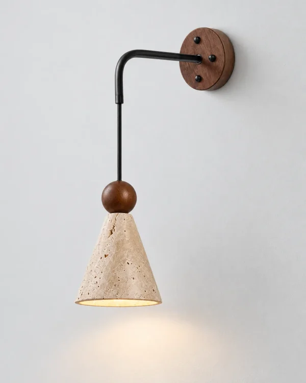 Applique POLI, cono in travertino sospeso con sfera in noce – cono in travertino con sfera in noce, foto prodotto