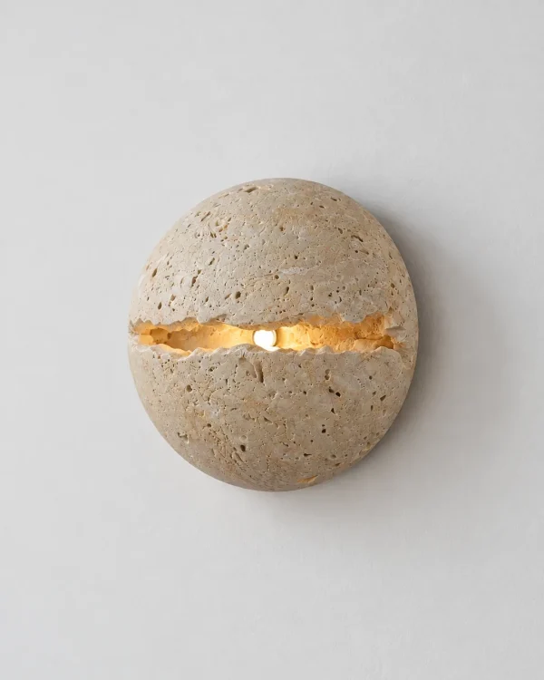 Applique ZITO, ciottolo in travertino con fessura luminosa, Ø 20 cm – travertino, foto prodotto, accesa