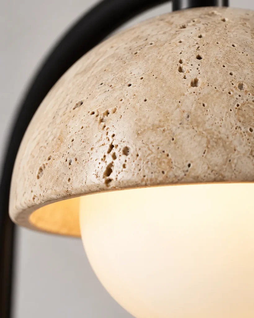 Applique IVA, cupola in travertino con sfera di vetro e noce – dettaglio dei pori del travertino sopra la sfera