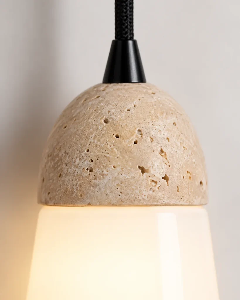 Wandlampe VITO, Travertin-Tropfen aus Opalglas an Nussbaumrosette – Detailansicht der Travertinporen und des Opalglases