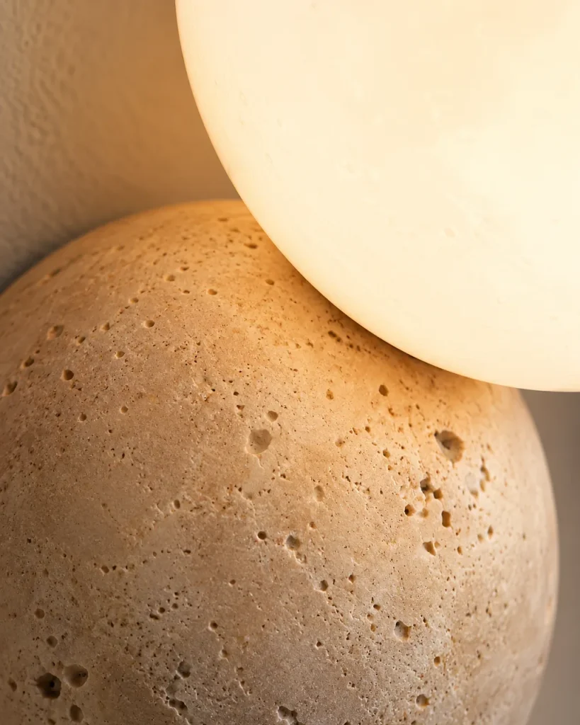 Wandlampe TSUKI, Travertin-Wandleuchte mit Opalglaskugel – Detailansicht der Travertinporen und der Opalglaskugel