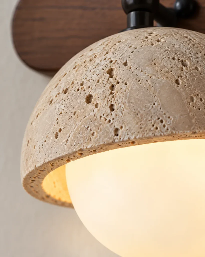 Wandlampe KOVA, Travertin-Wandleuchte mit zwei oder drei Glaskugeln – Detailansicht der Travertinporen und der Opalglas-Kugel