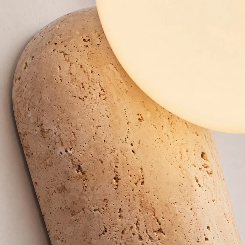 Wandlampe NIDUS, strukturierter Travertin mit Opalglas – Materialdetail