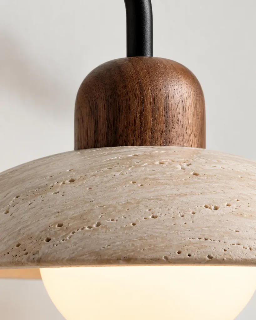 Wandlampe MELI, Travertinschale mit Holzkappe und Opalglas – Detailansicht der Travertinporen, der Holzkappe und des schwarzen Arms