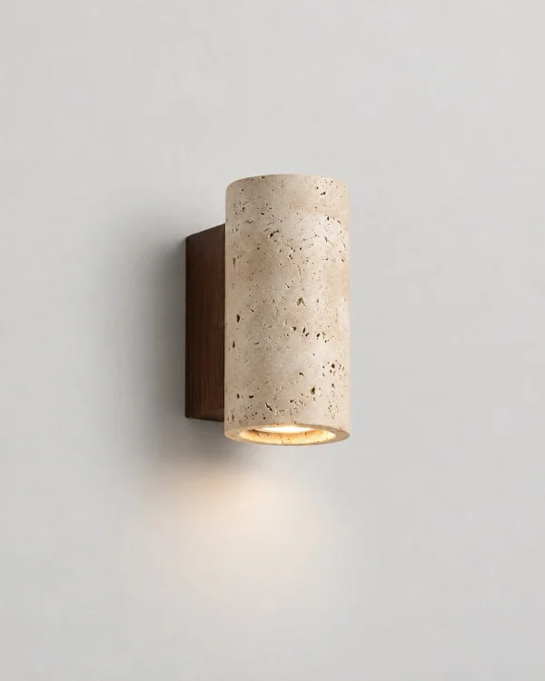 Wandlampe: Travertinspot mit dunklem Holzsockel – SUNA