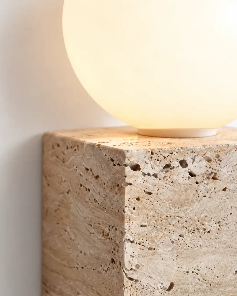 Wandlampe YAMA, Travertin-Würfel mit Opalglaskugel – Detailansicht der Travertinporen und der Opalglaskugel