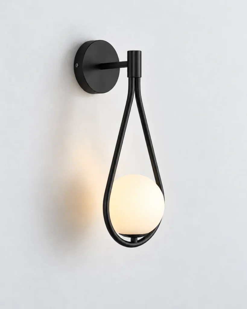 Wandlampe MAVI, Tropfenbügel mit Opalglaskugel – Schwarz, Produktfoto