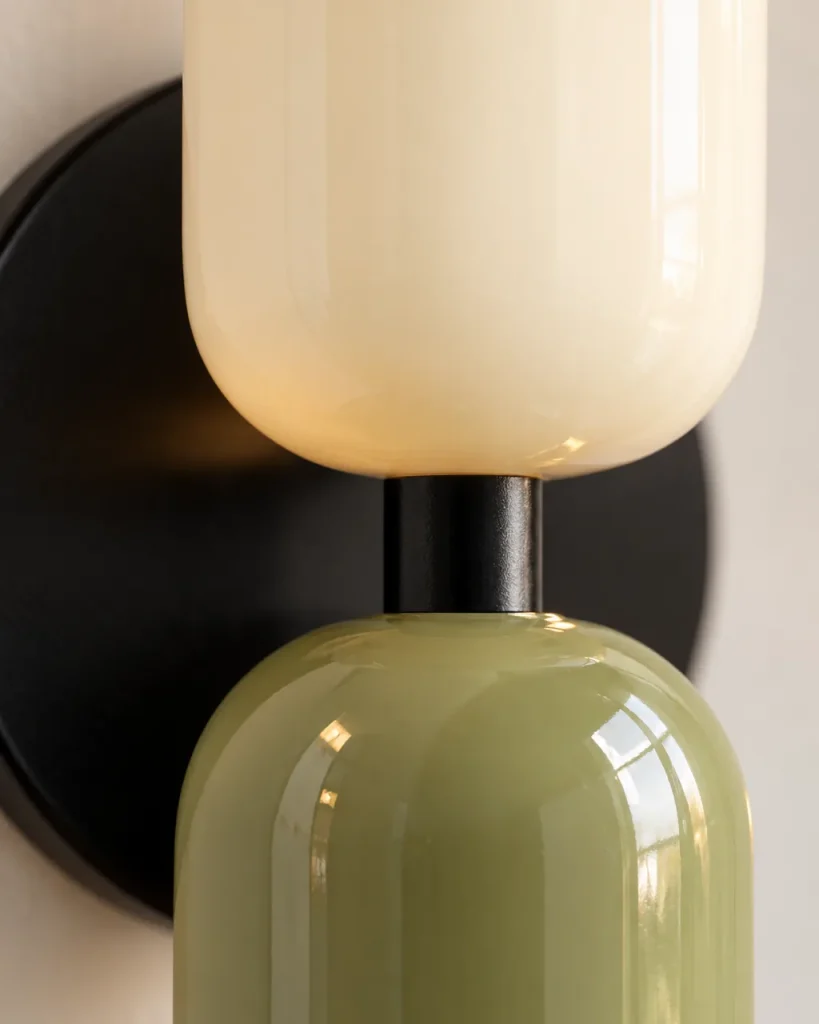 Wandlampe NORSAND NOIR, Up & Down mit zwei farbigen Köpfen – Detailansicht der lackierten Köpfe in Beige und Grün