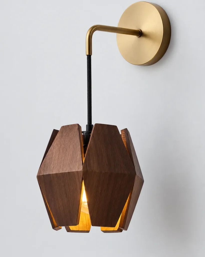 Wandlampe ALTO, facettierter Walnussschirm am Goldarm – Dunkles Holz (Walnuss), Produktfoto
