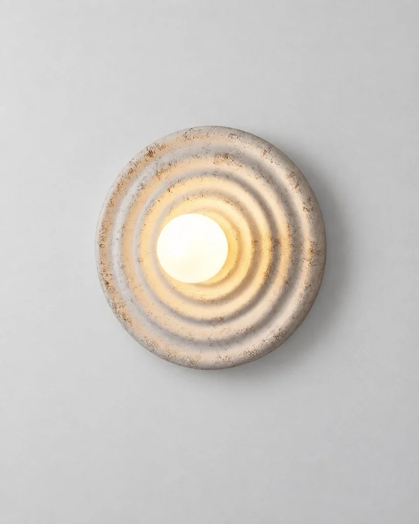 Wandlampe GITO, strukturierte Wellenform mit Opalglaskugel – Weiss, Produktfoto