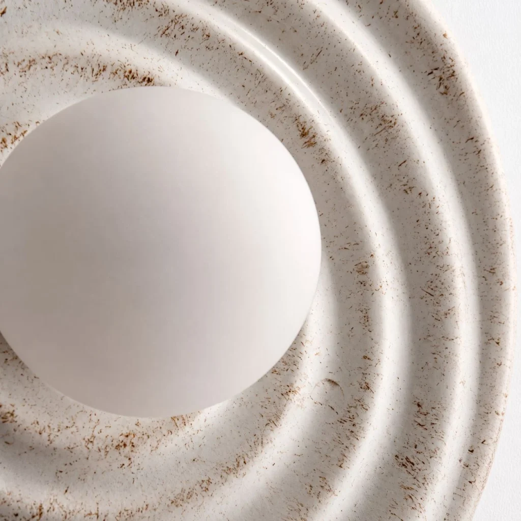 Wandlampe GITO, strukturierte Wellenform mit Opalglaskugel – Materialdetail