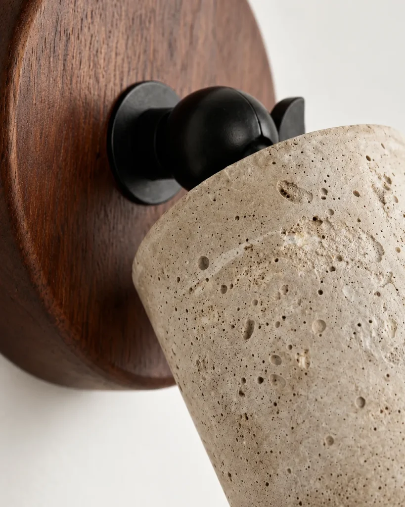 Wandlampe IWA, Schwenkbarer Wandspot in Steinoptik mit Holz – Detailansicht von schwarzem Gelenk, Holzplatte und Steinoberfläche